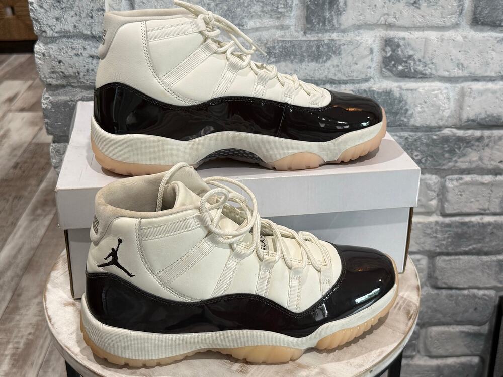 Nike Air Jordan 11 Retro Neapolitan Size 10.5m 12w AR0715-101